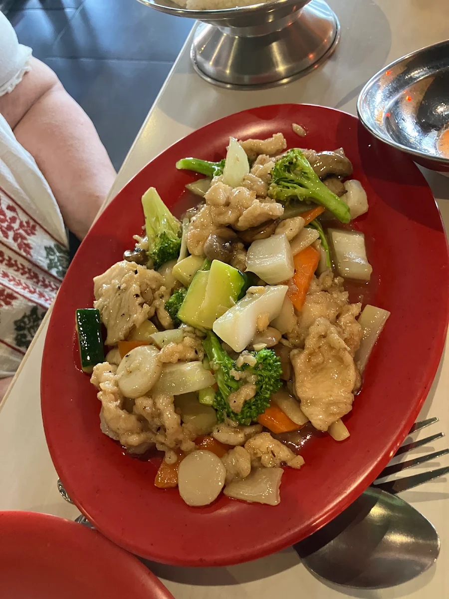 Moo Goo Gai Pan -D