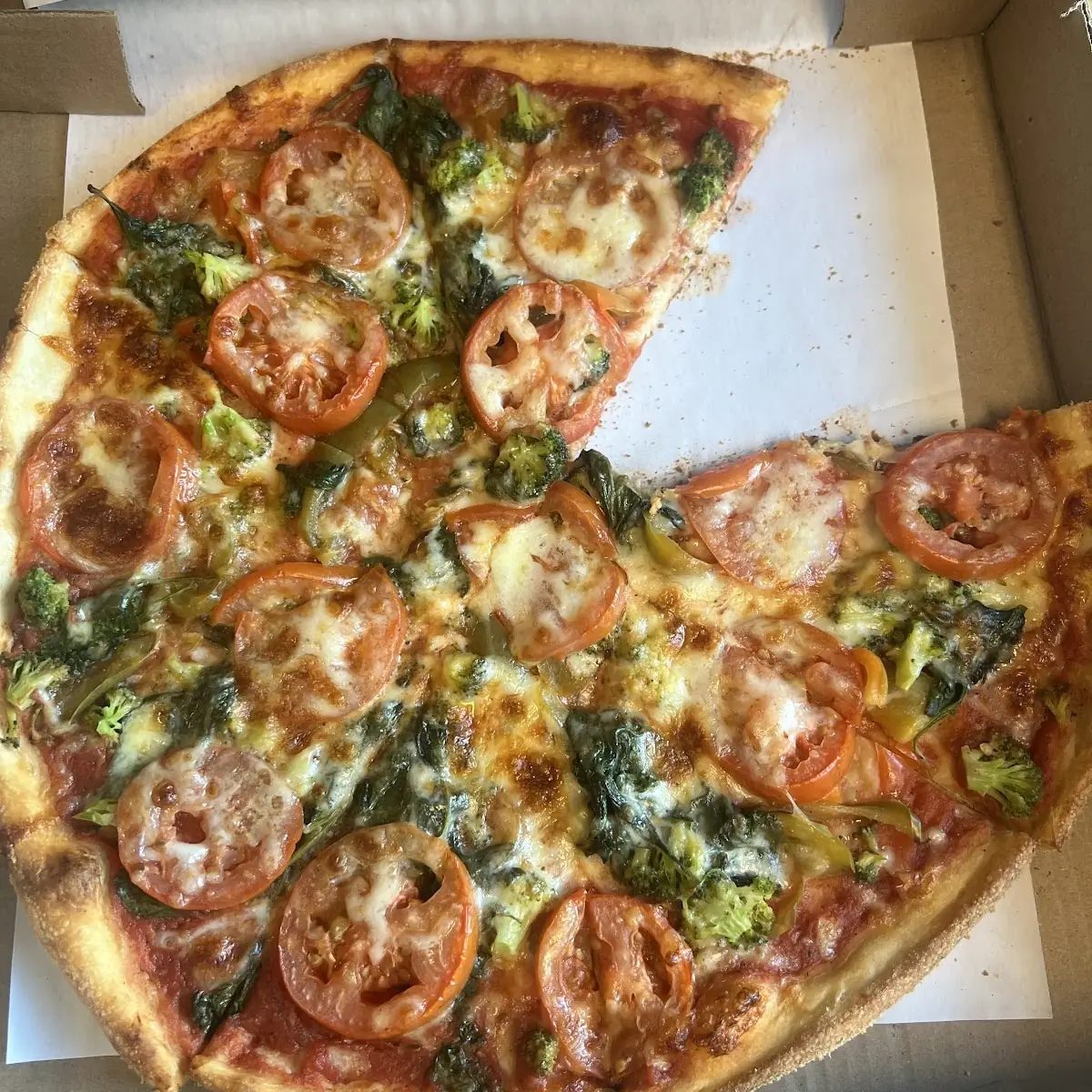 Veggie Pizza - Medium 14" (8 Slices)