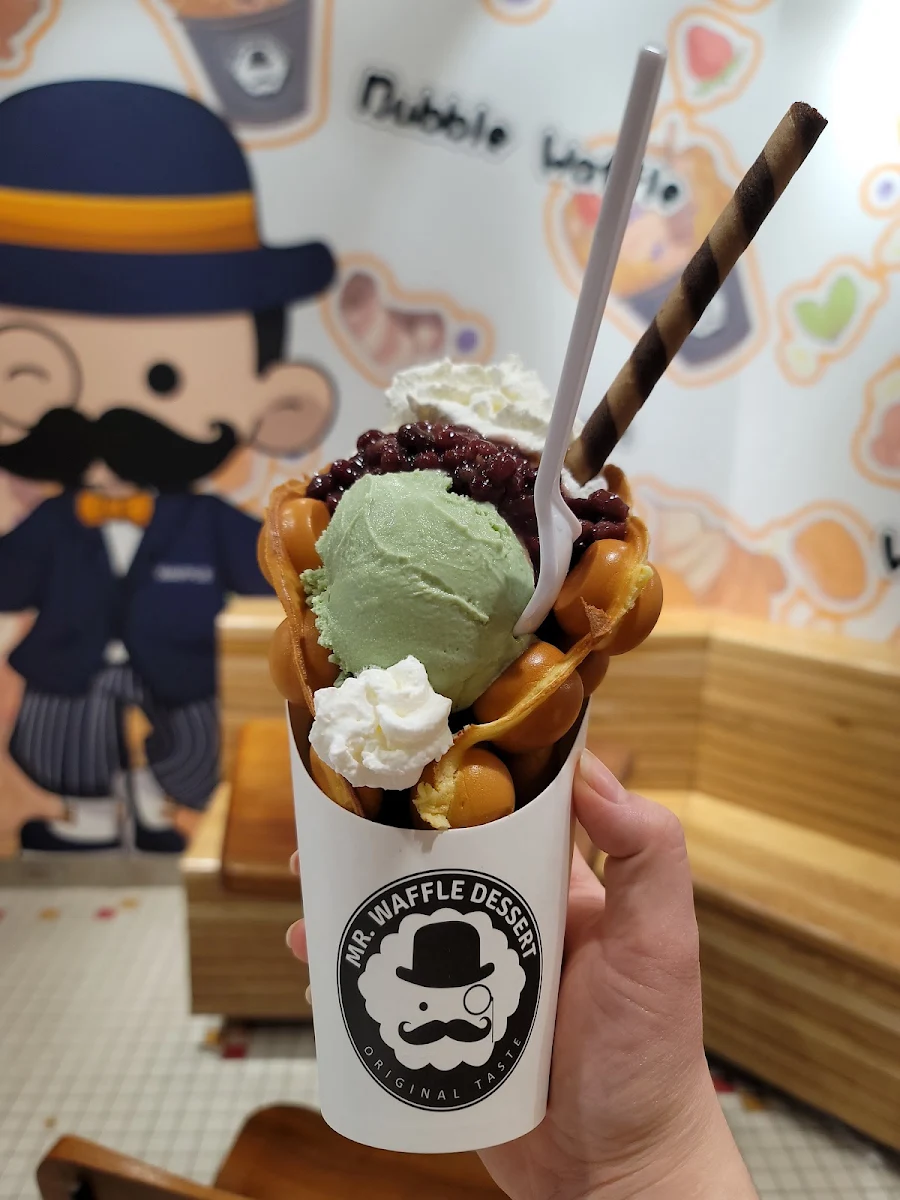 Bubble Waffle with Fruit Toppings