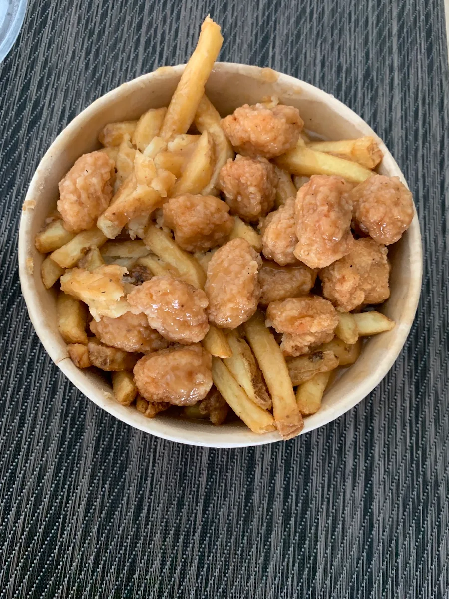 Large Popcorn Chicken Poutine