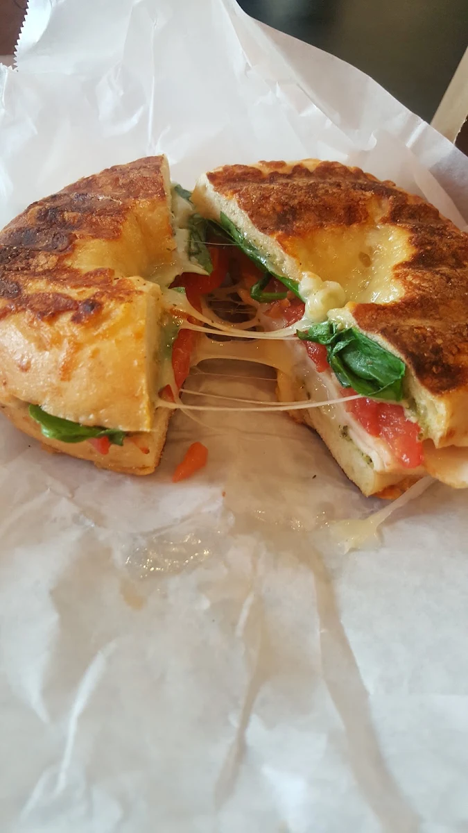 Tomato Pesto Cheese Bagel