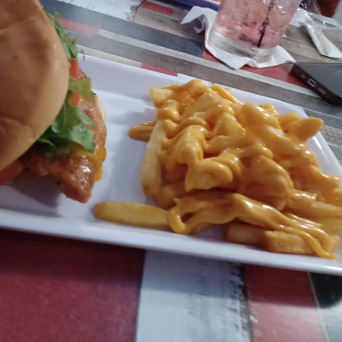 Chicken Burger & Papas Con Queso