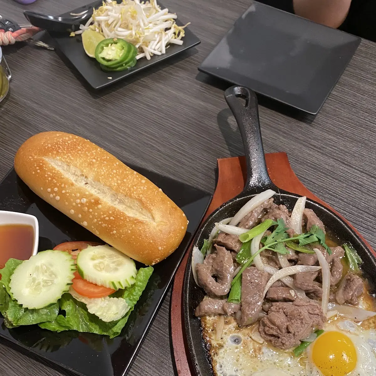 Bò NÉ Sizzling Steak & Egg Platter