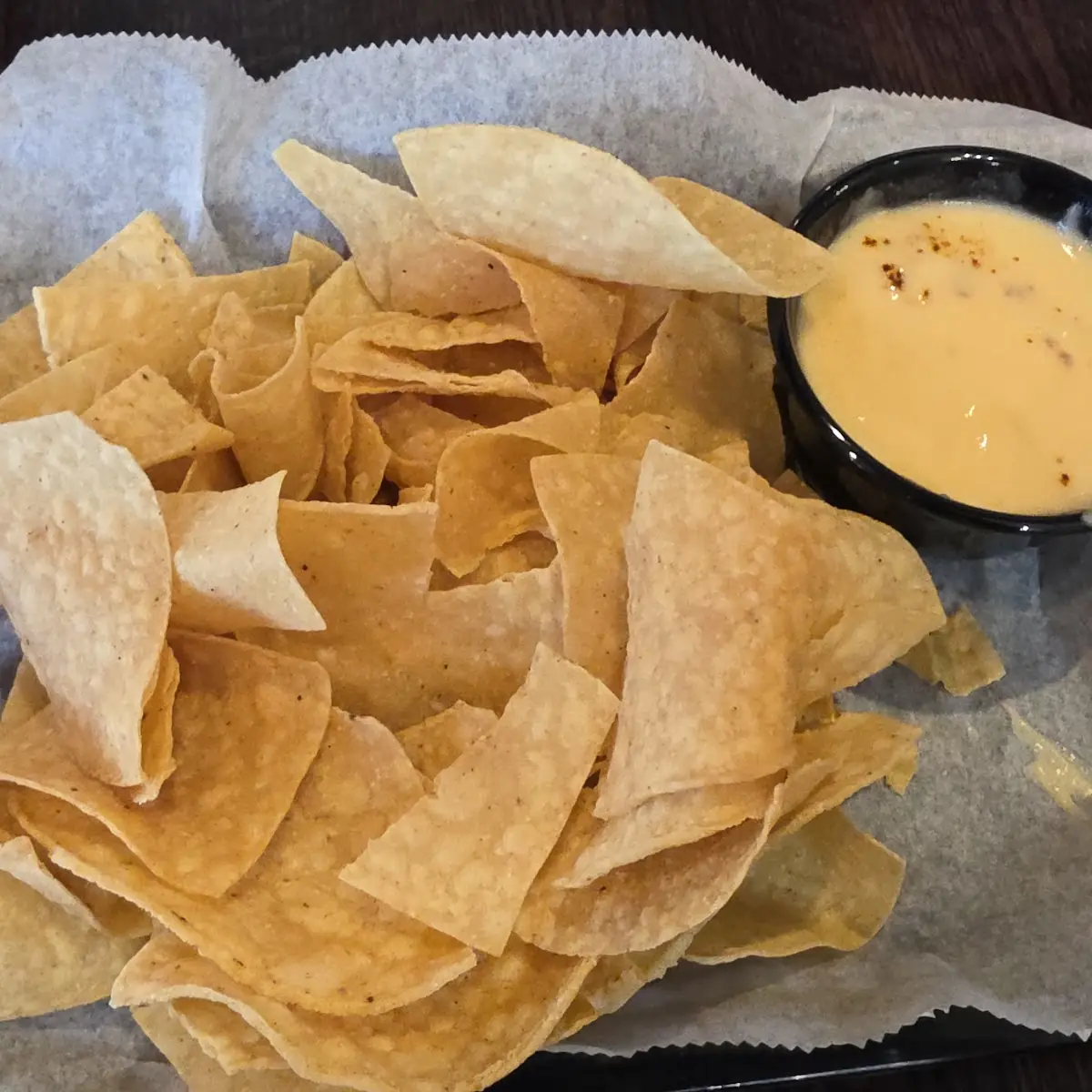 Basket Chips & Queso