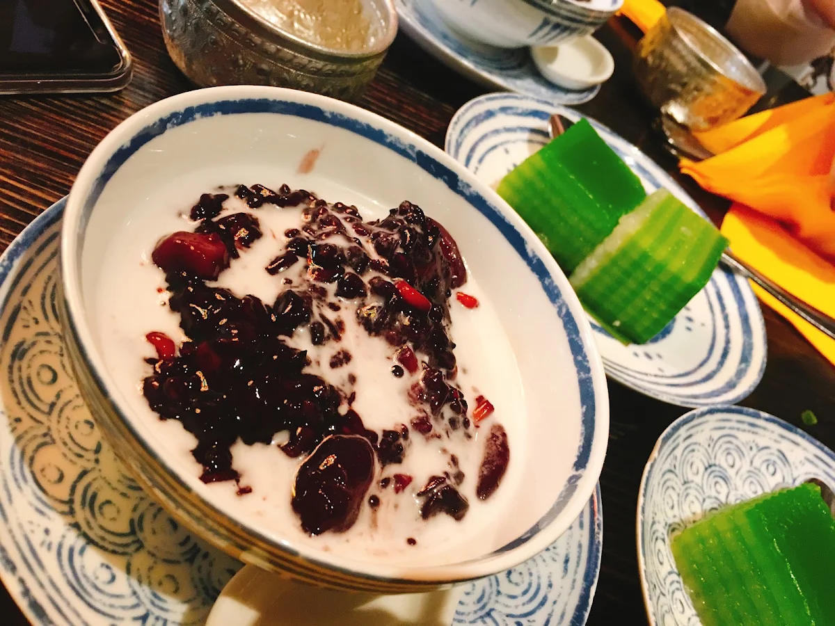 Bua Loy Kai Warn, Chat Thai
