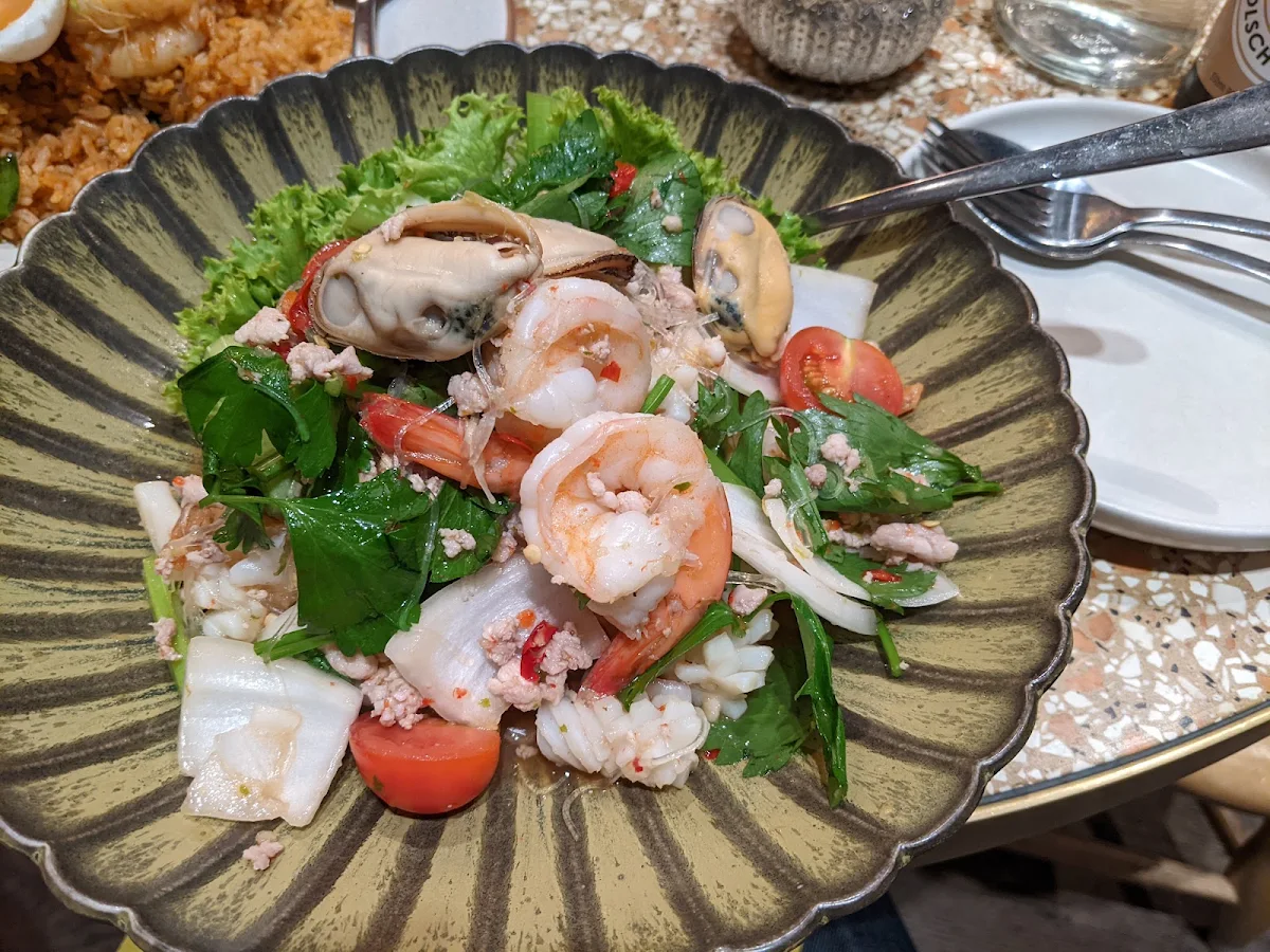 Yam Goong DTA Krai, Chat Thai