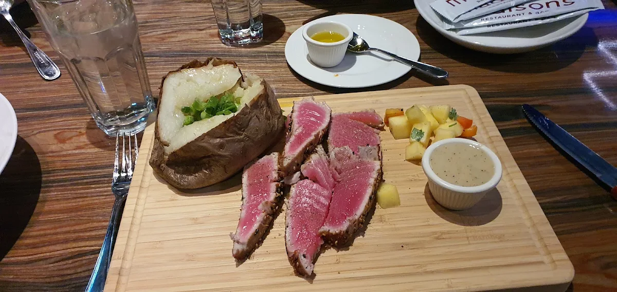 New York Striploin(12 oz) et tartare de saumon (3oz)/Top sirloin steak (6oz) and salmon tartare(3oz)