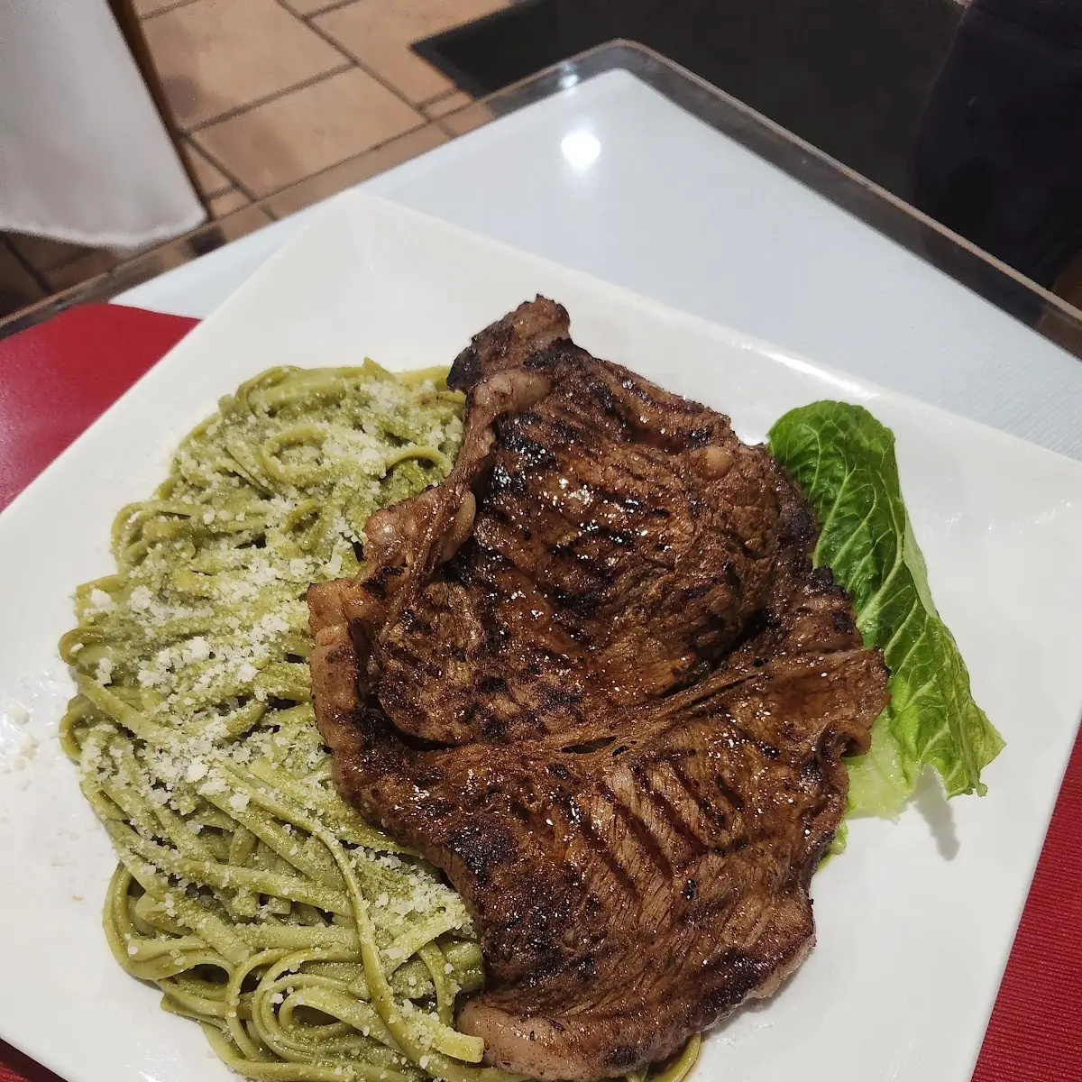 Tallarines Verdes Con Bistec