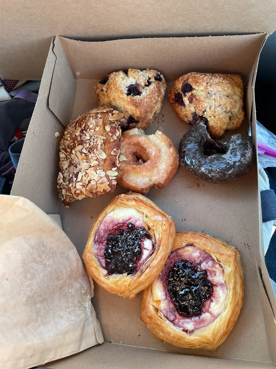 Assorted Half-Dozen Pastry Box