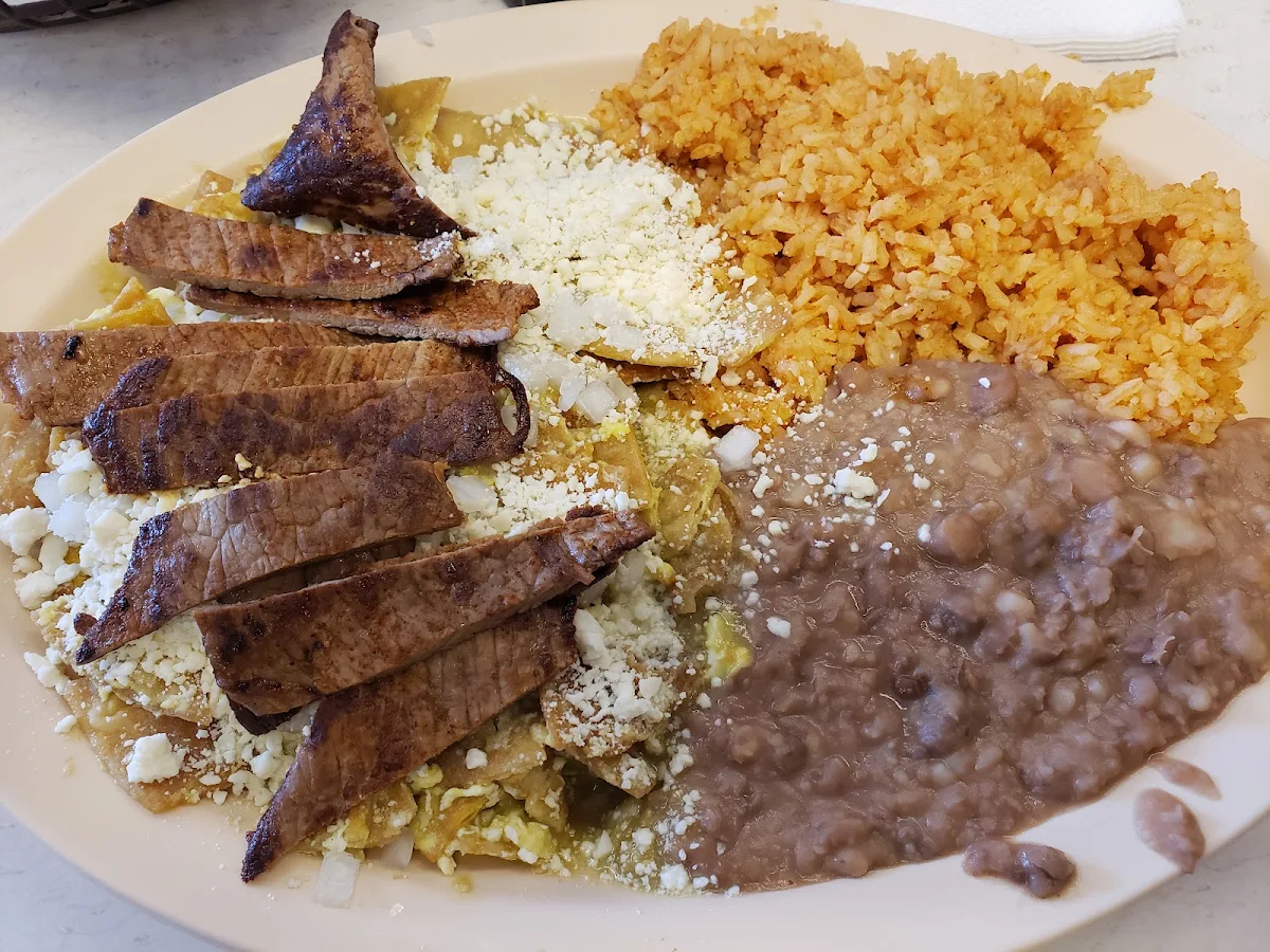 Chilaquiles Verdes Con Steak