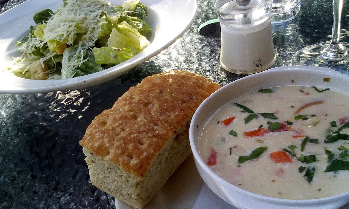 Earls Famous Clam Chowder Large