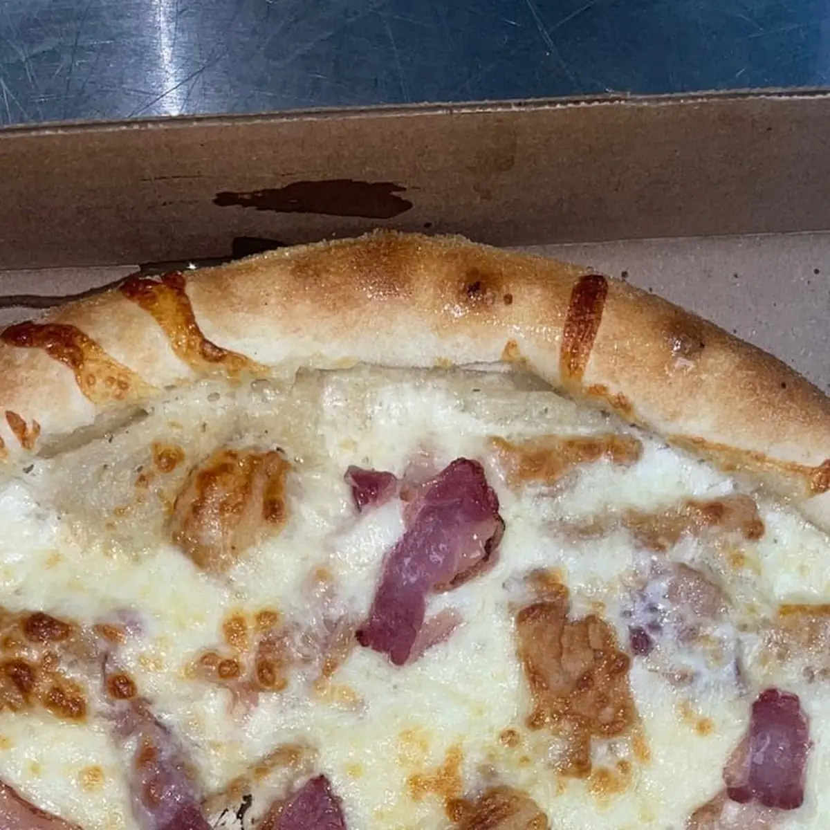White Cheese Chicken Bacon Crust Pizza