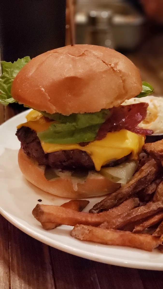 Méchant Burger Rondelles D'oignon Sauce BBQ Fromage Bacon Cornichons Salade