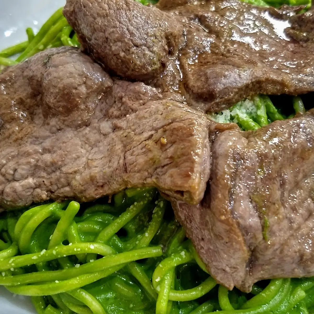 Tallarín Verde Con Bistec