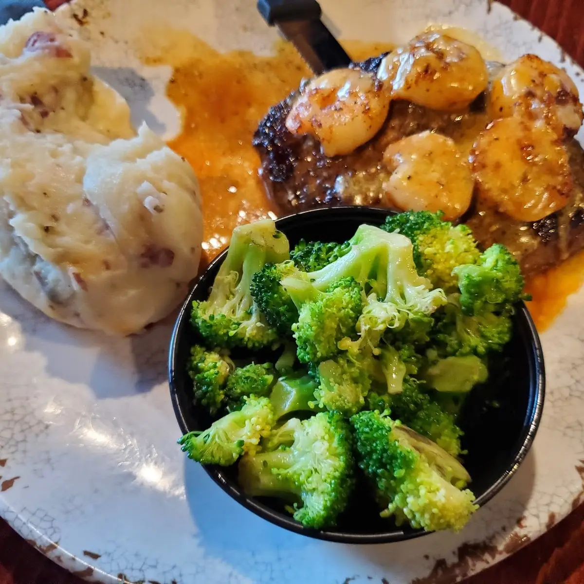 Steak and Shrimps with Mashed Potatoes and Broccoli with Garlic Sauce