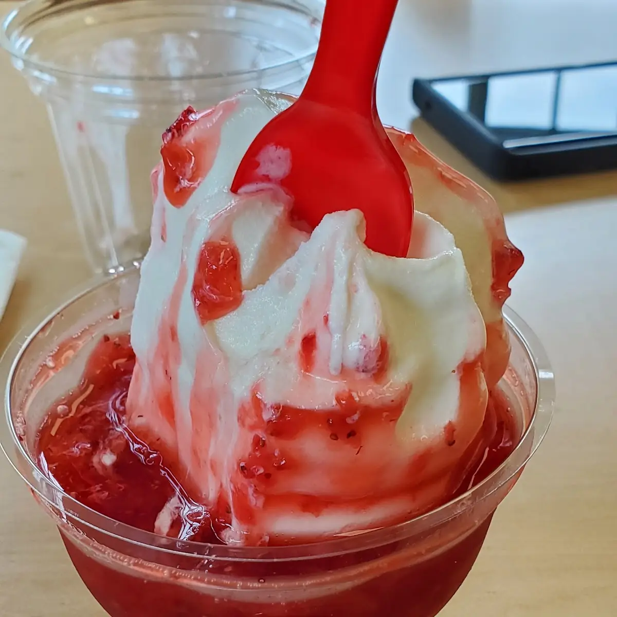 Med Strawberry Sundae