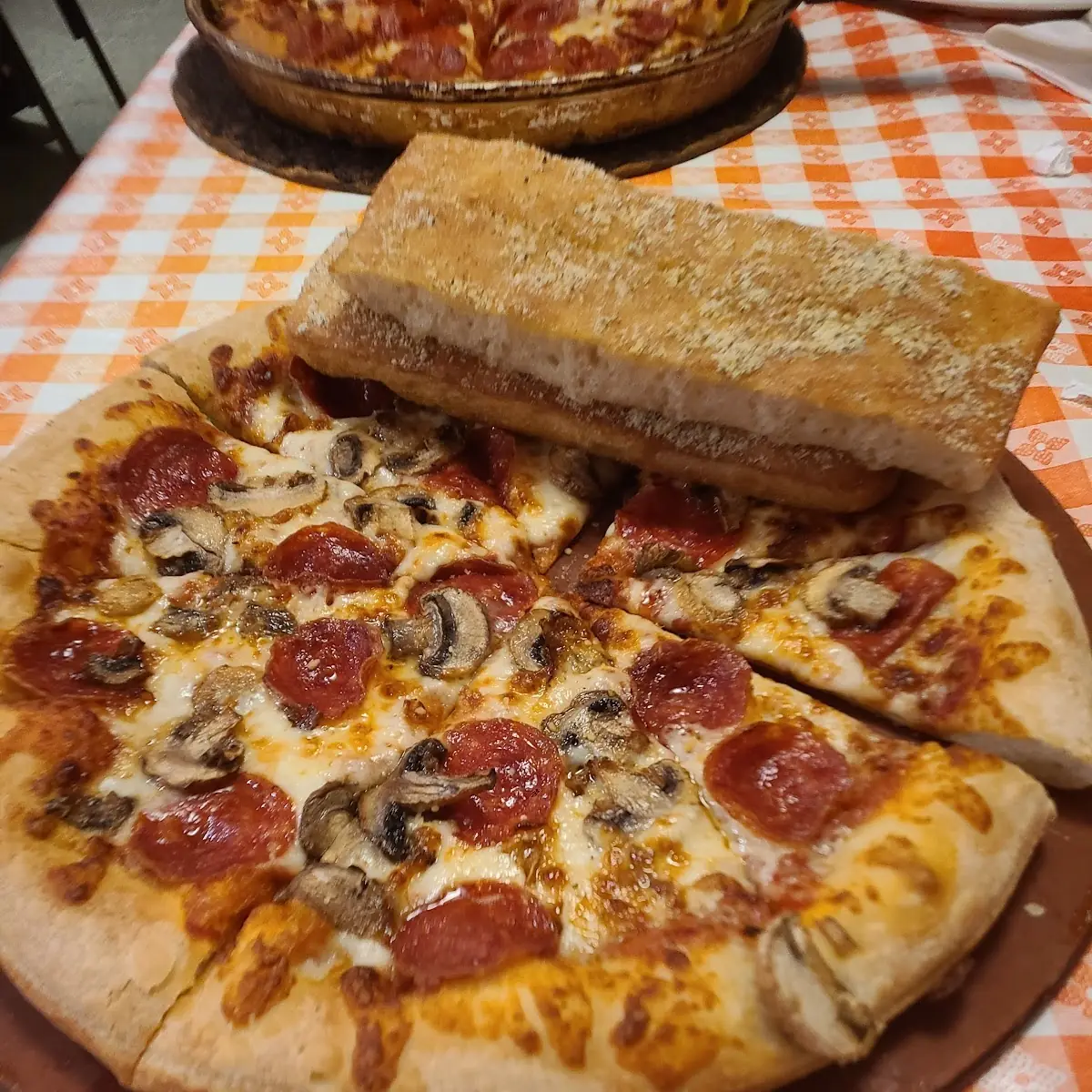 Hand Tossed Pepperoni and Mushroom Pizza with Breadsticks