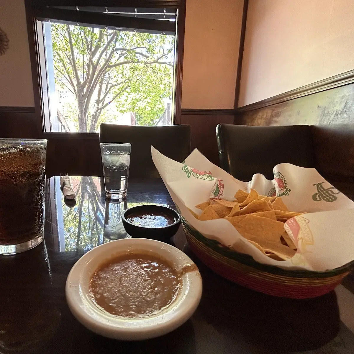 Chips Salsa Y Frijoles