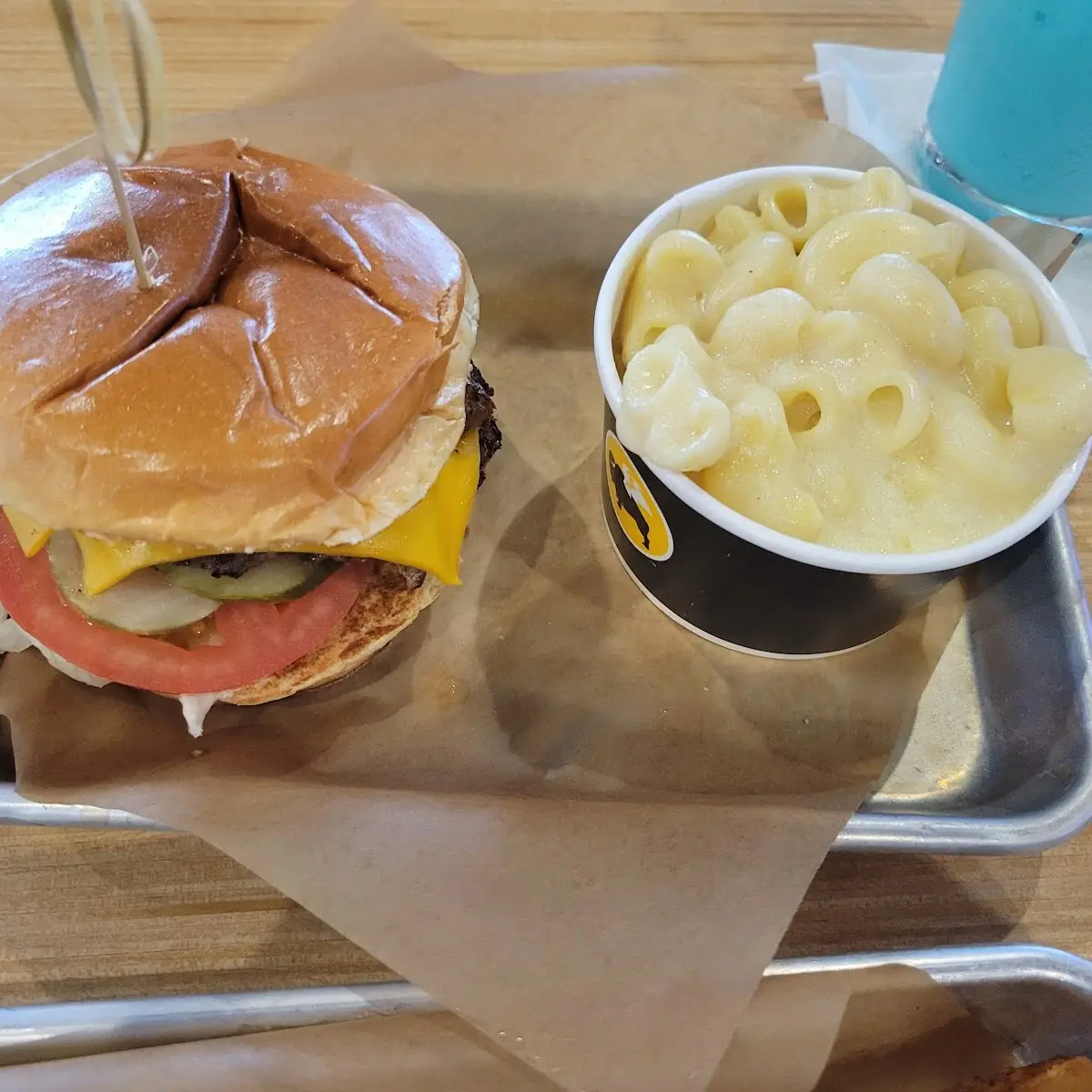 American Burger with Mac N Cheese