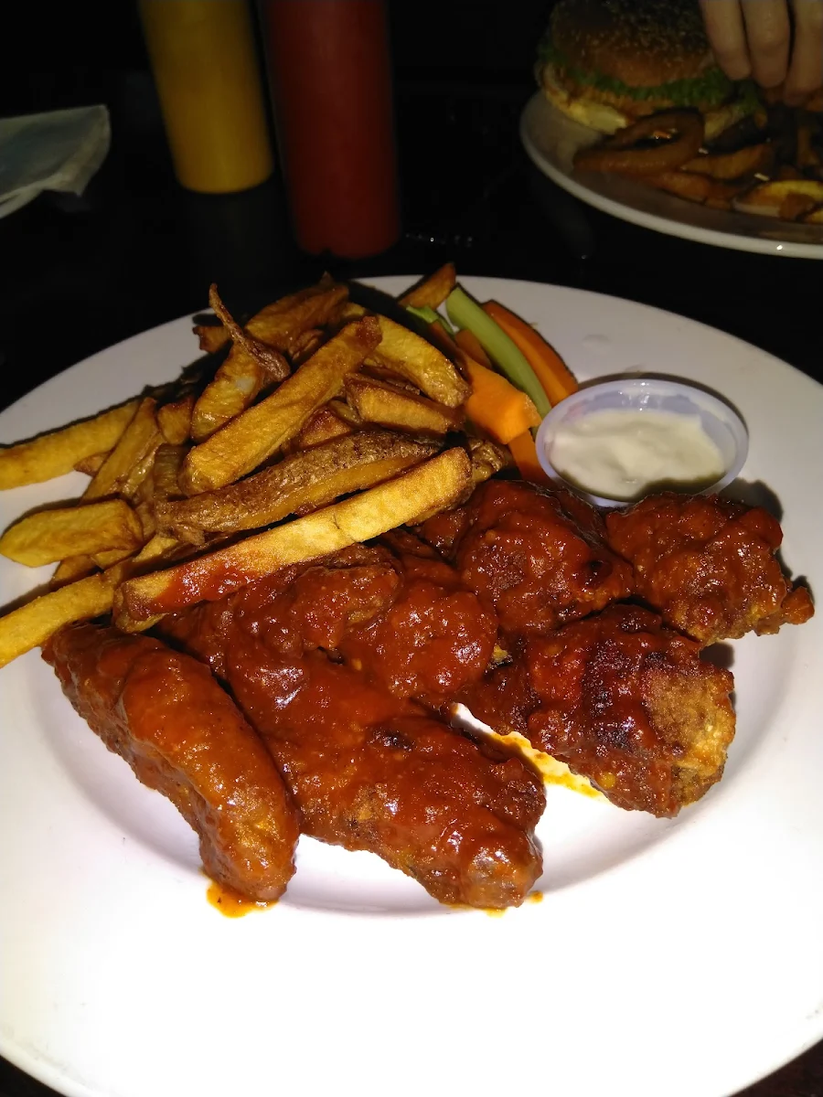 Chicken Wings Hot, Toby's Pub & Eatery