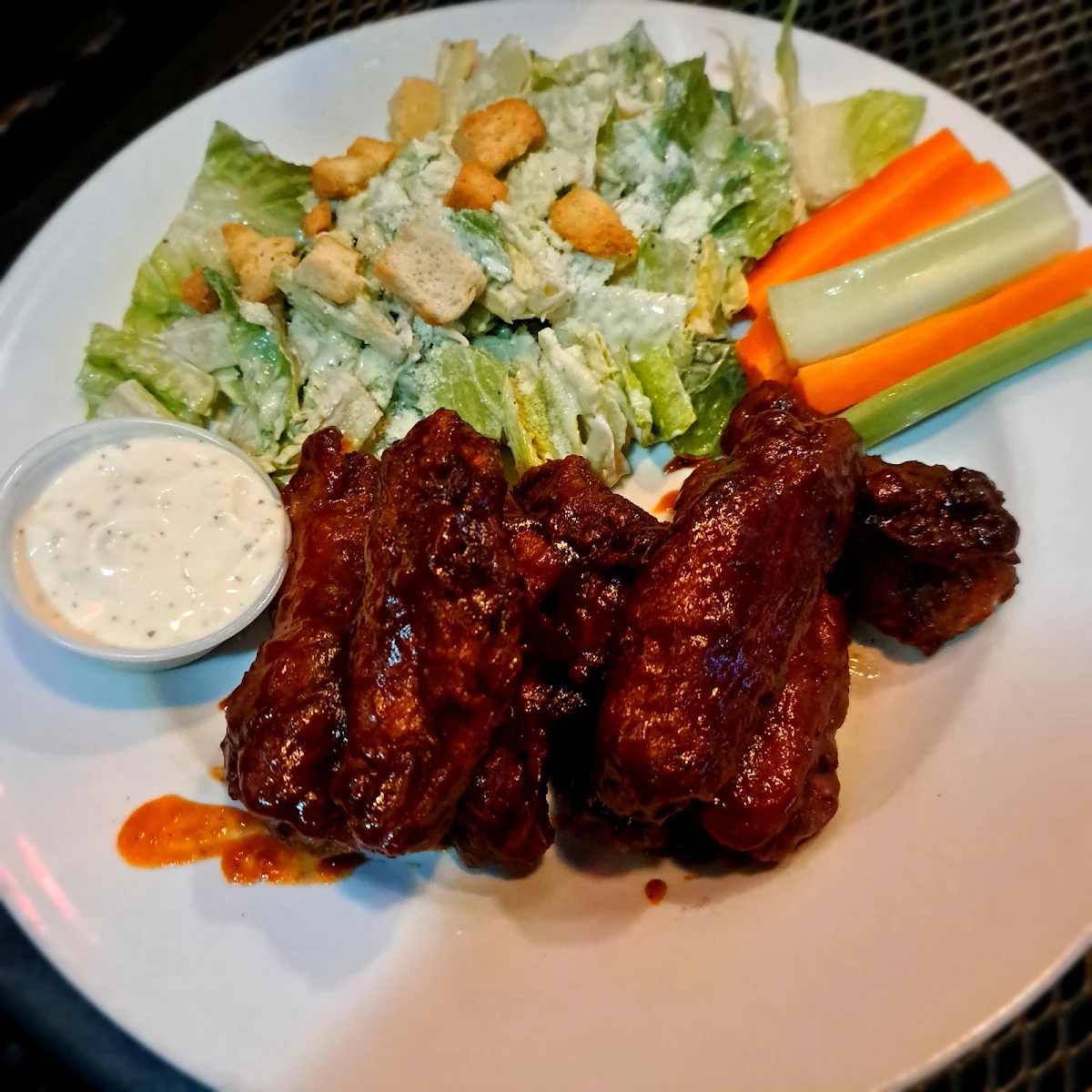 Medium Wings, Toby's Pub & Eatery