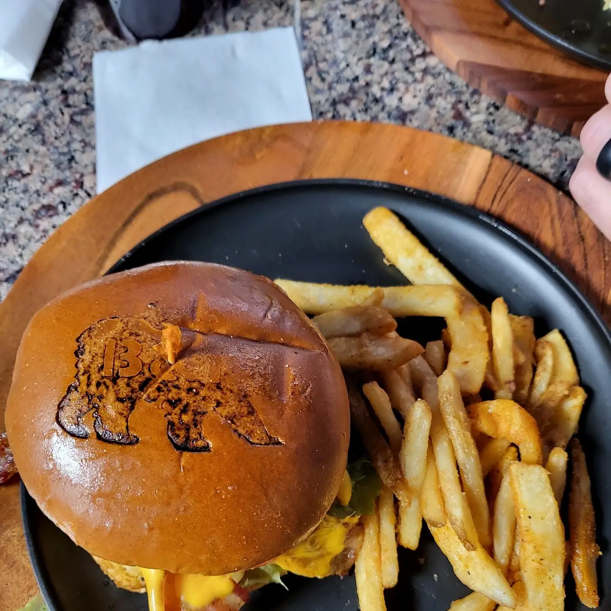 Mac & Cheese Burger 01