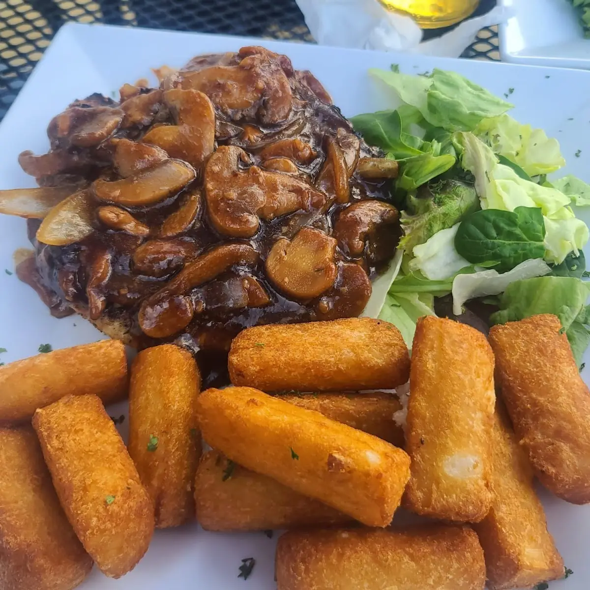 Pechuga En Salsa De Setas Con Yuca Frita