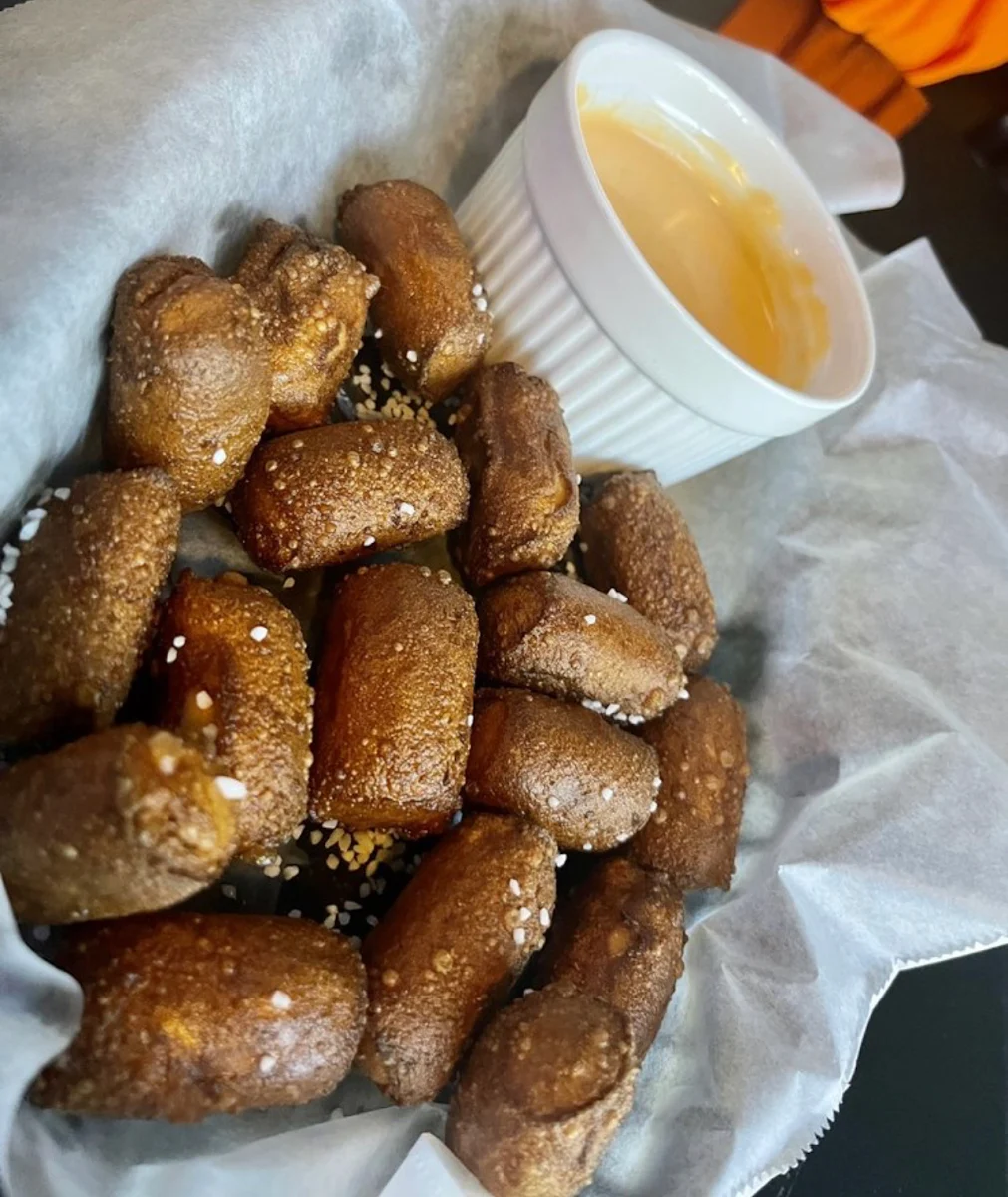 Pretzel Bites w Beer Cheese