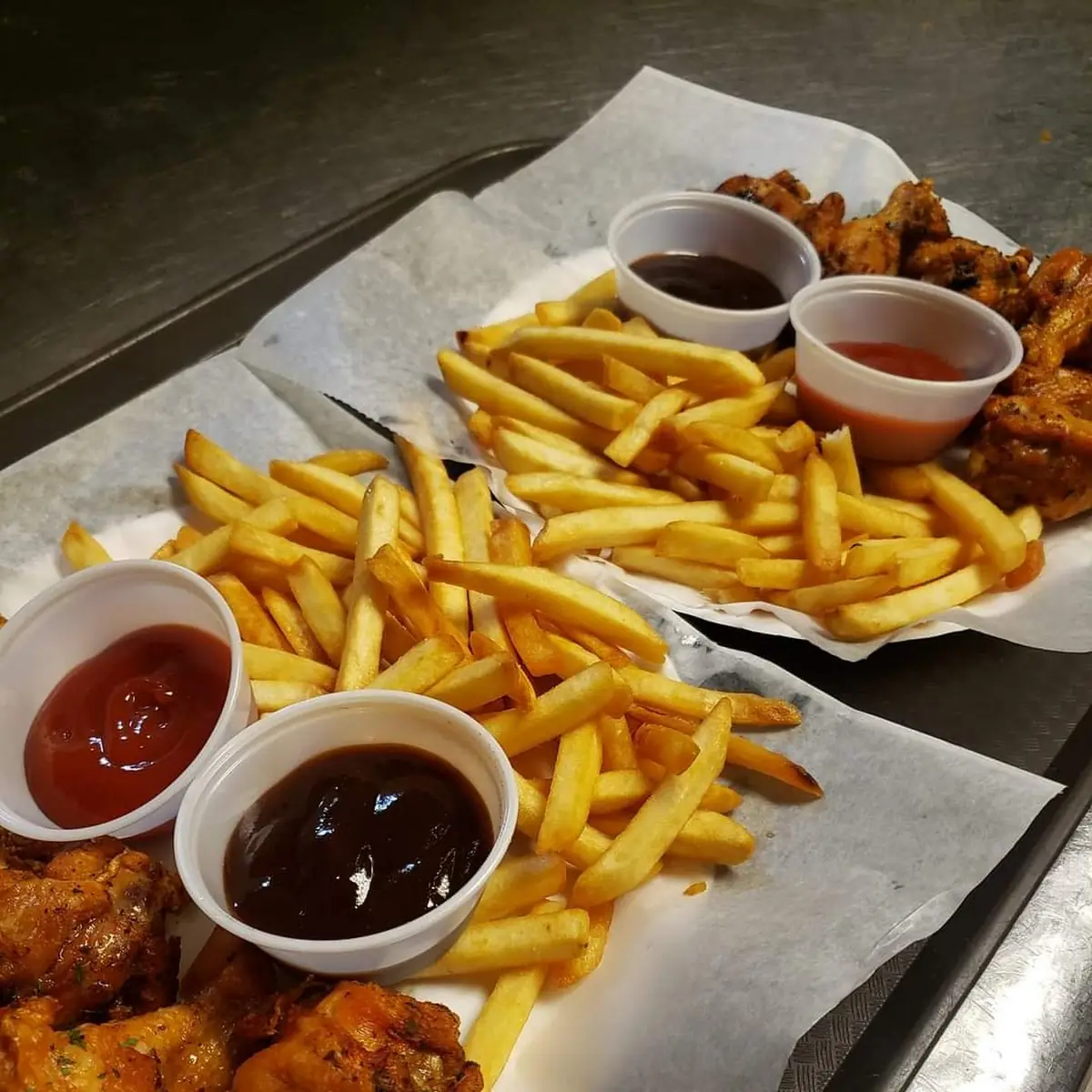 Alitas Con Papas Fritas
