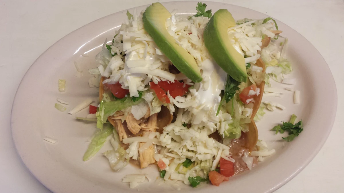 Ensalada de Pollo Camarones Rancheros