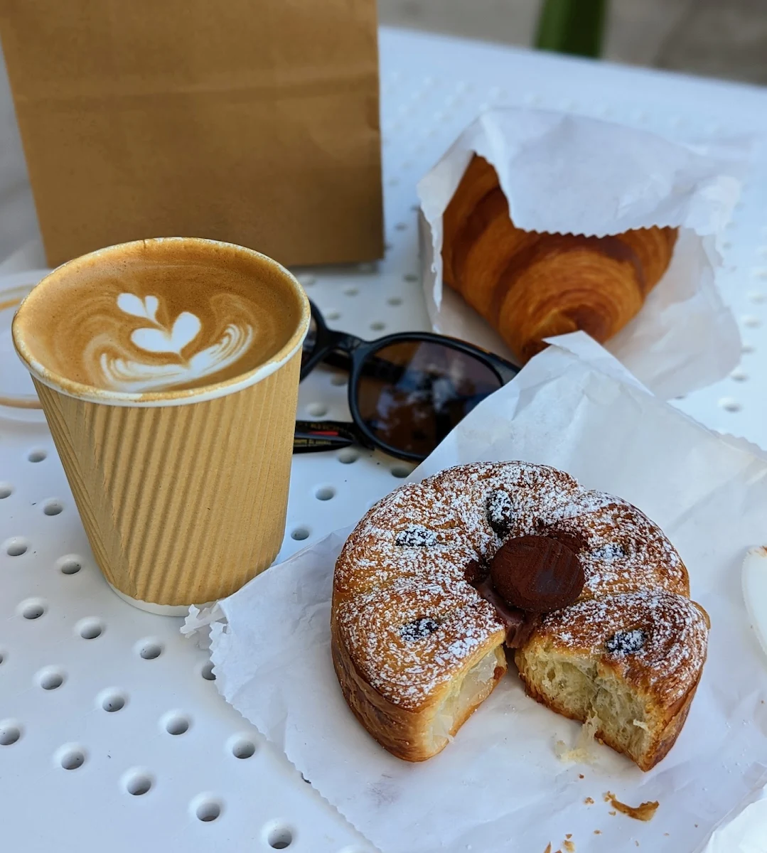8 Oz Latte Chocolate Flower Croissant