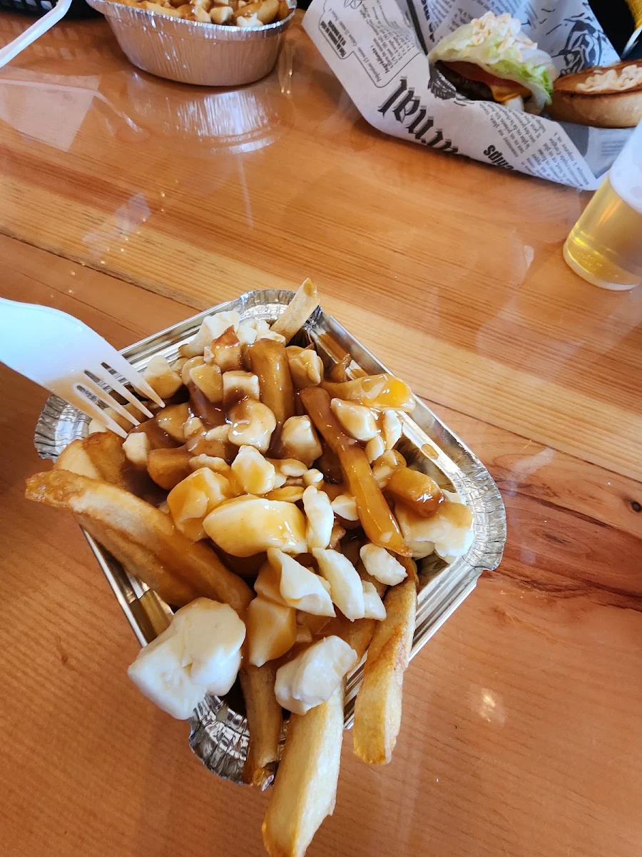 Une Très Bonne Poutine Sauce Mixt, Relais La Chapelle