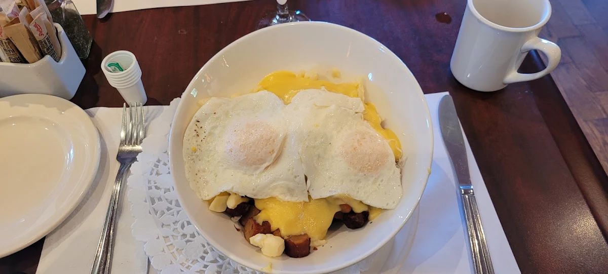 Poutine Déjeuner 3 Viandes Avec 2 Oeufs, Restaurant Tuscanos