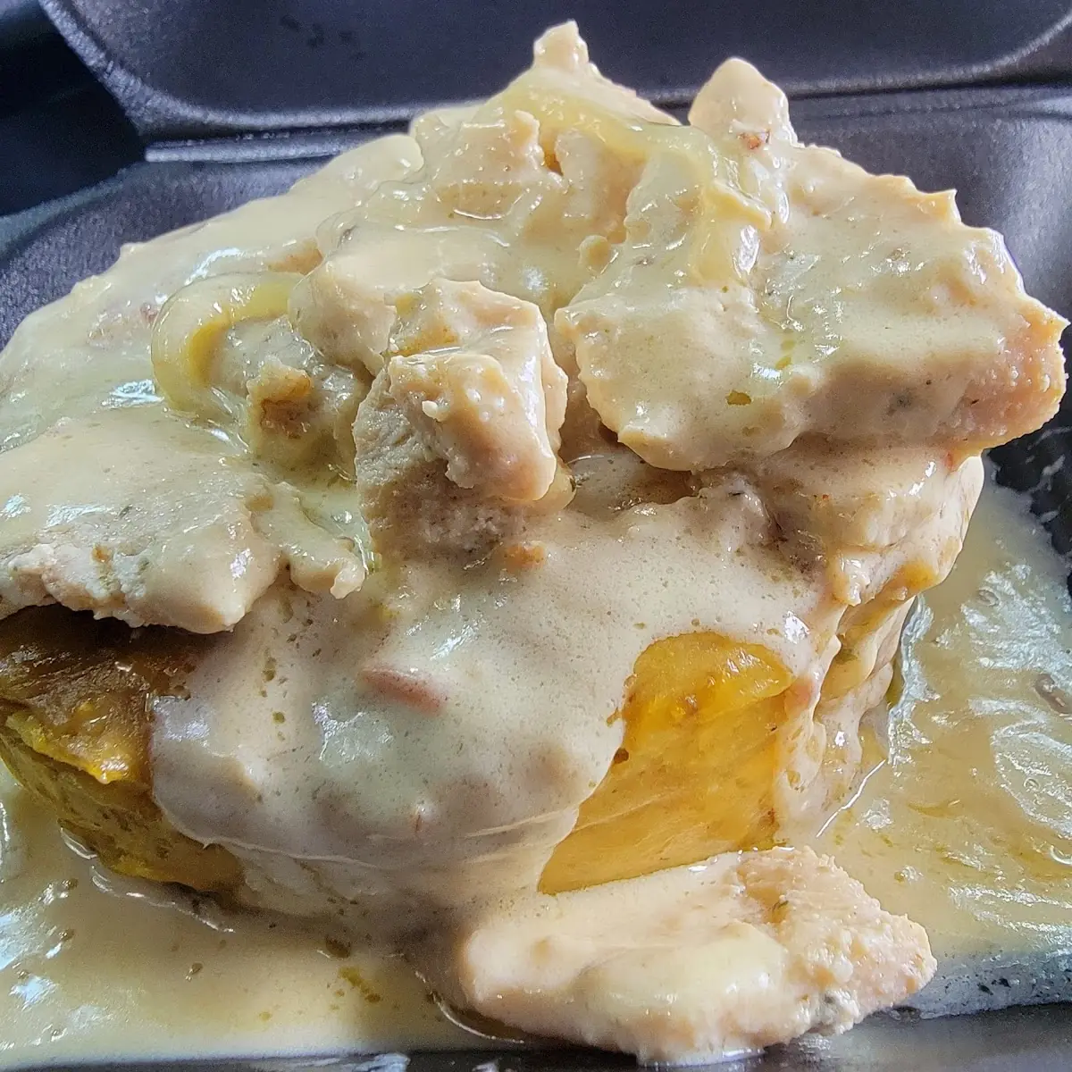 Mofongo Con Pechuga De Pollo En Salsa De Queso