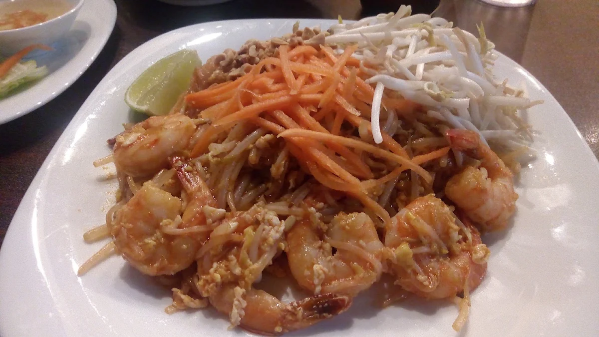 Shrimp Pad Thai, Pho Windsor