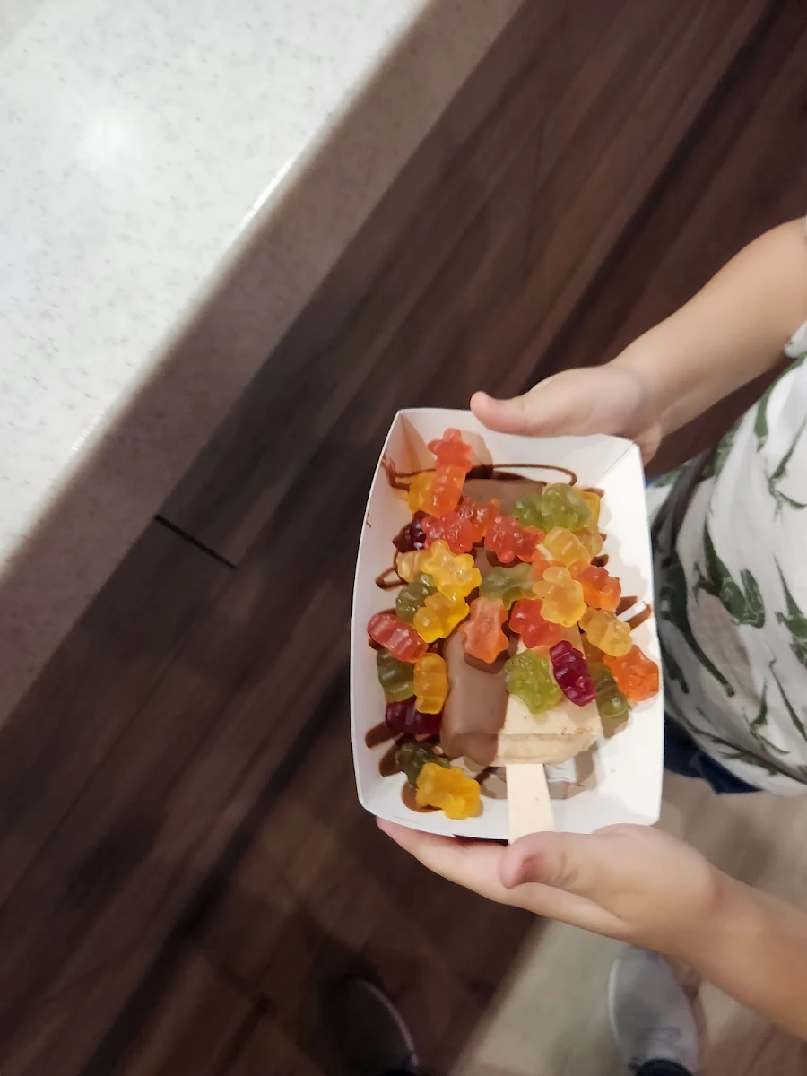 Paleta de Sniker Con Topping de Chocolate Caliente Y Gomitas