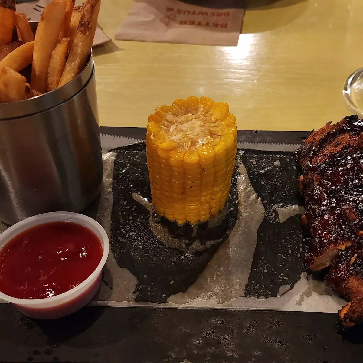 Costillas BBQ Con Papas Fritas Y Maiz