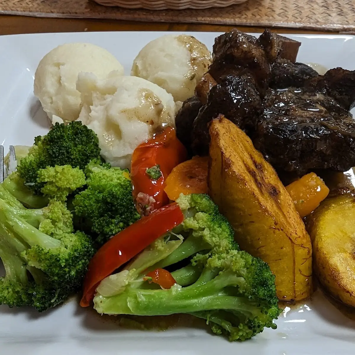 Lunch Special Oxtails w Mashed Potato