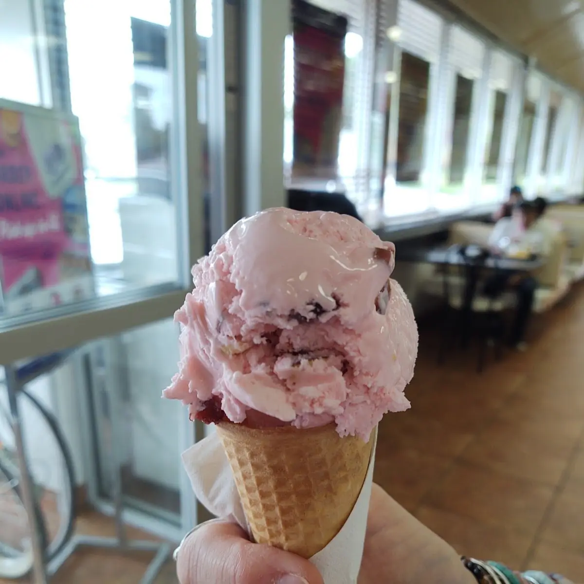 Black Cherry Amaretto Single Scoop
