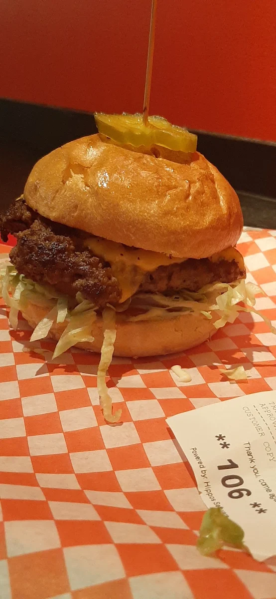 Cheese Burger, Charger Gourmet Burgers & Poutine ( HALAL )