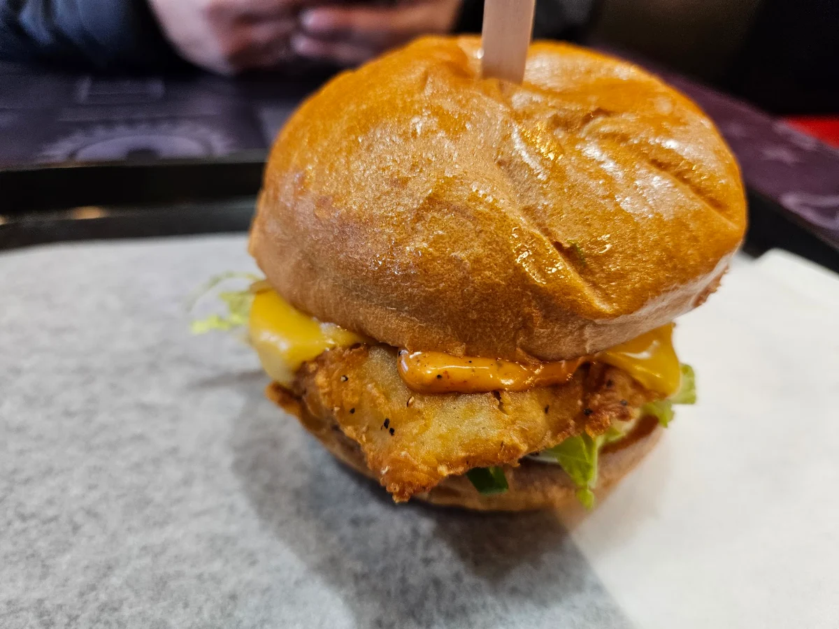 Crispy Chicken Burger, Charger Gourmet Burgers & Poutine ( HALAL )