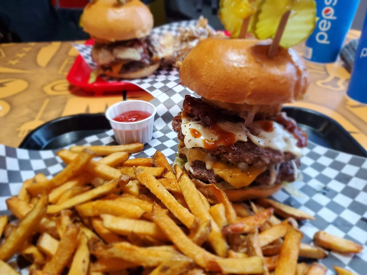 Highlights, Charger Gourmet Burgers & Poutine ( HALAL )