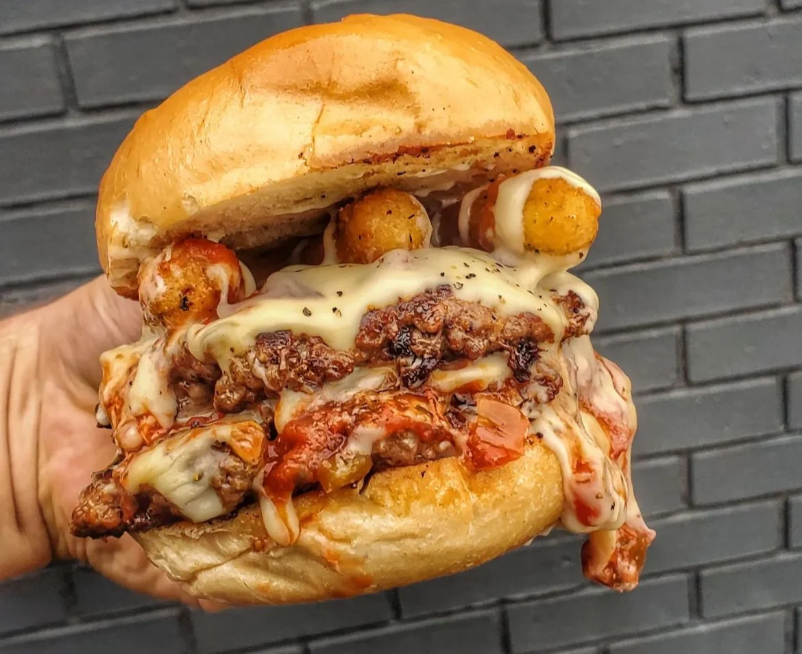 Mozzarella Sticks Double Cheeseburger, Charger Gourmet Burgers & Poutine ( HALAL )