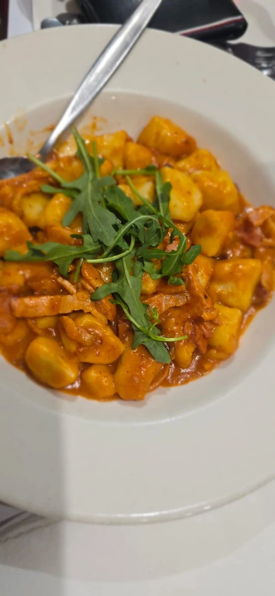 Gnocchi Arrabbiata, Tono on Borsari