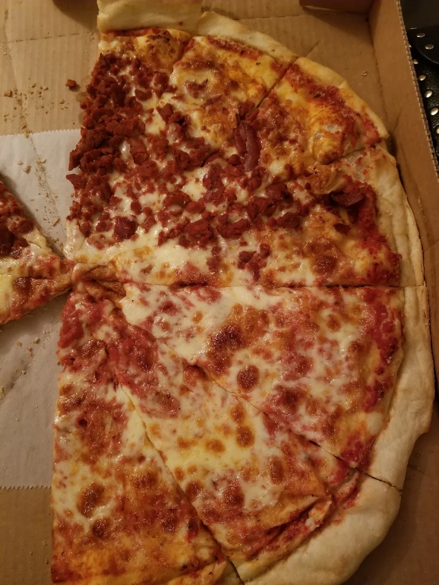 Pizza De Queso Y Chorizo