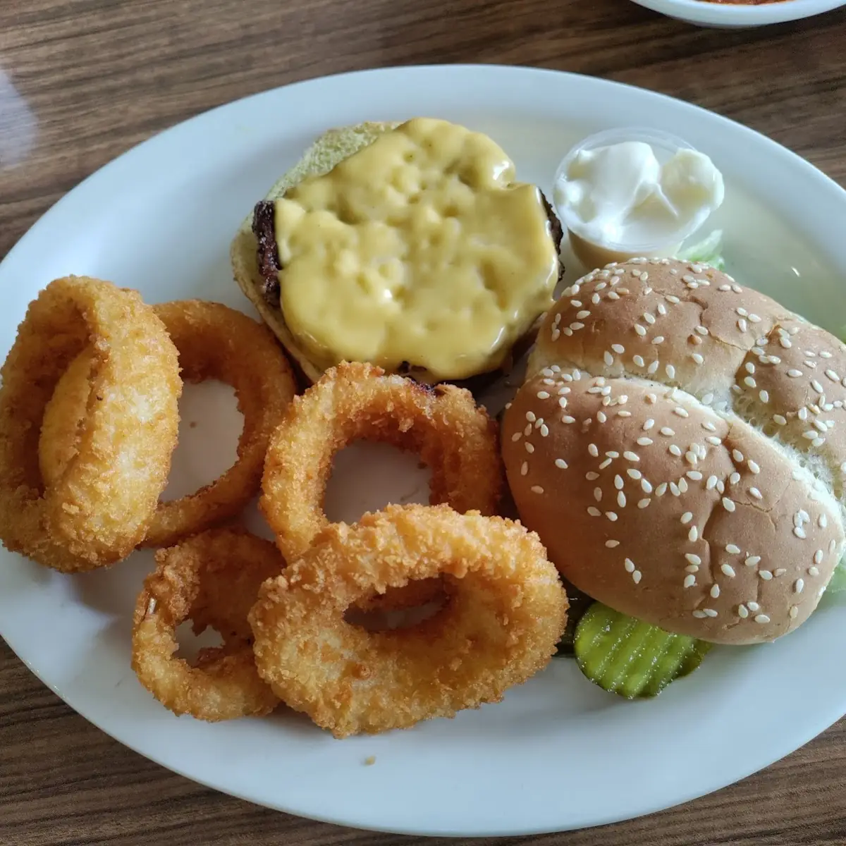 Cheese Burger w Onion Rings