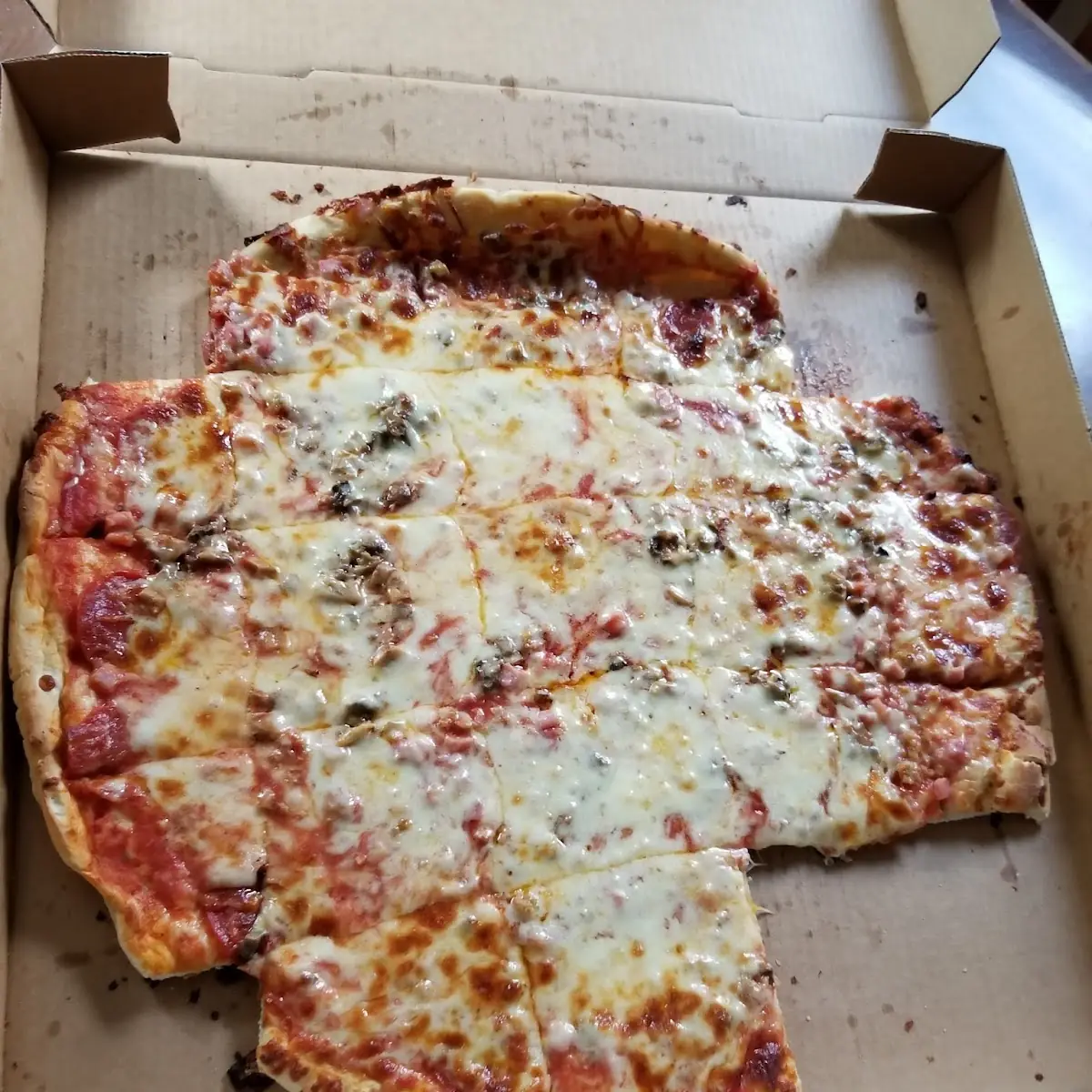 Cheese Pizza with Sausage and Pepproni