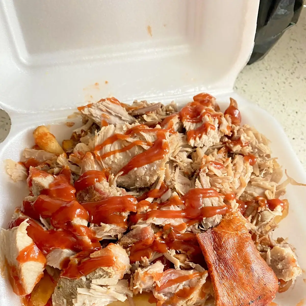 Pernil Sobre Papas Fritas