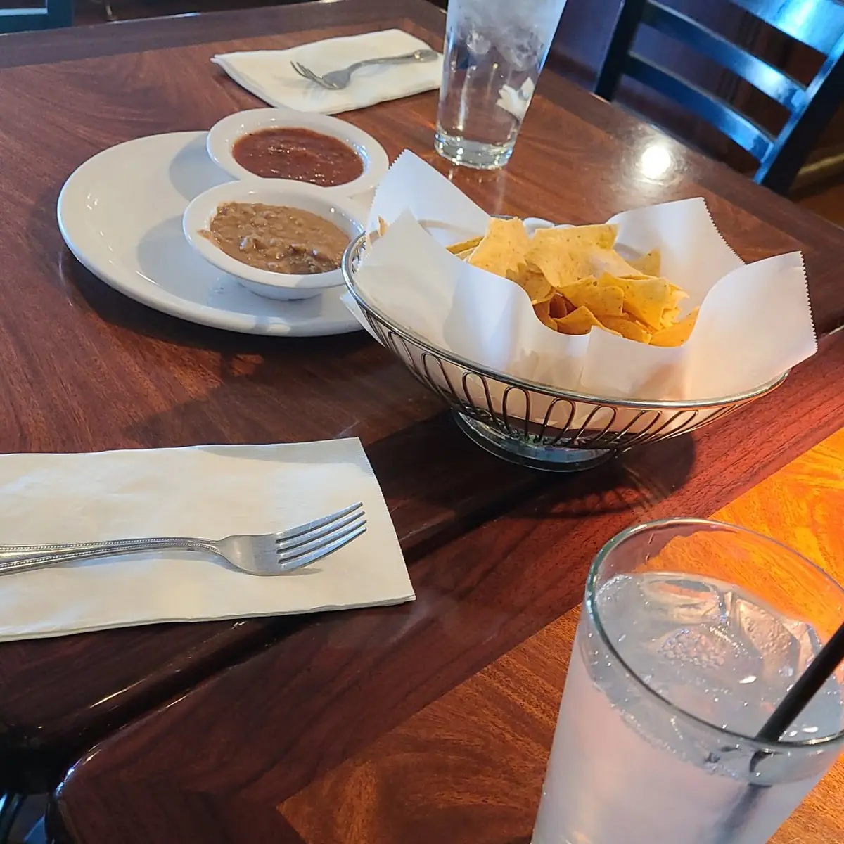 Chips & Salsa Y Frijoles Refritos