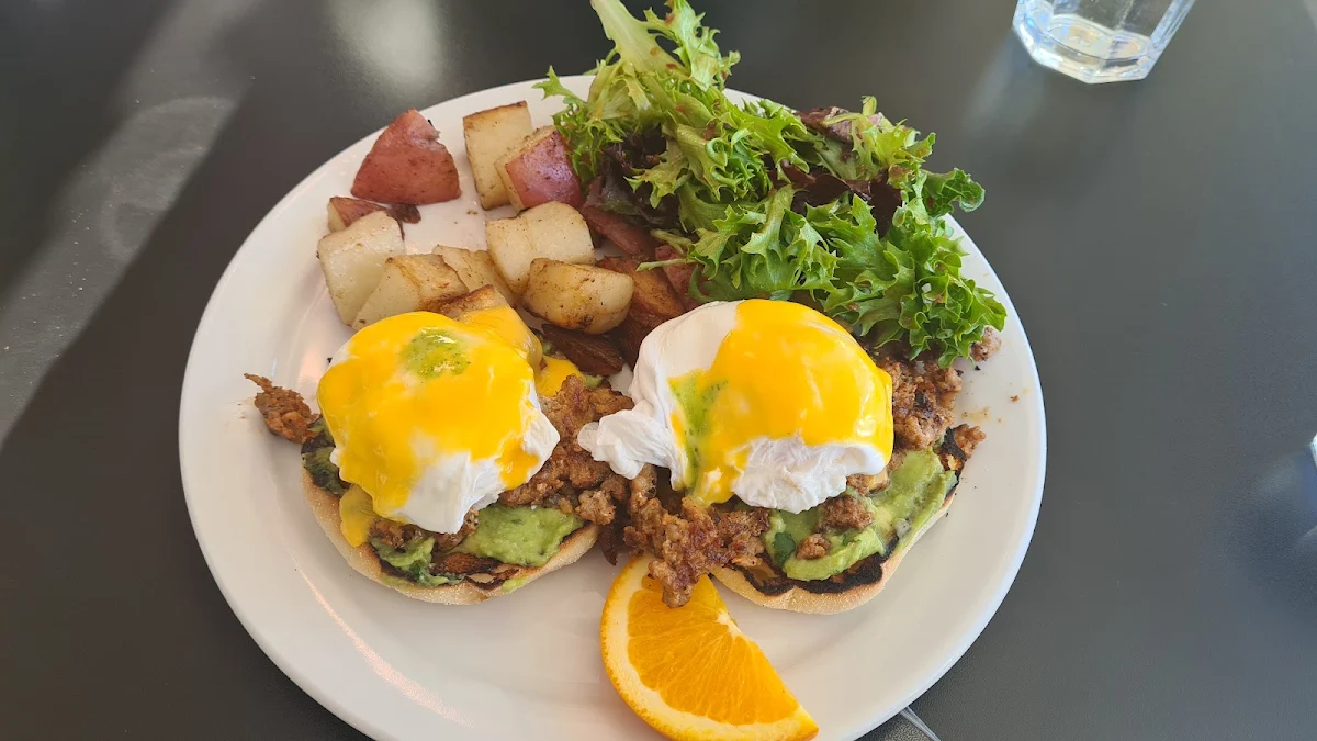 Chicken Sinté Benedict, Huevos Gourmet